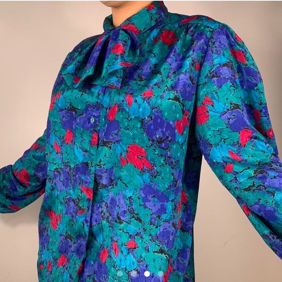 VINTAGE BRIGHT FLORAL PATTERN TALE BLUE AND RED LONG SLEEVE BUTTONED DOWN BLOUSE - Picture 3 of 4